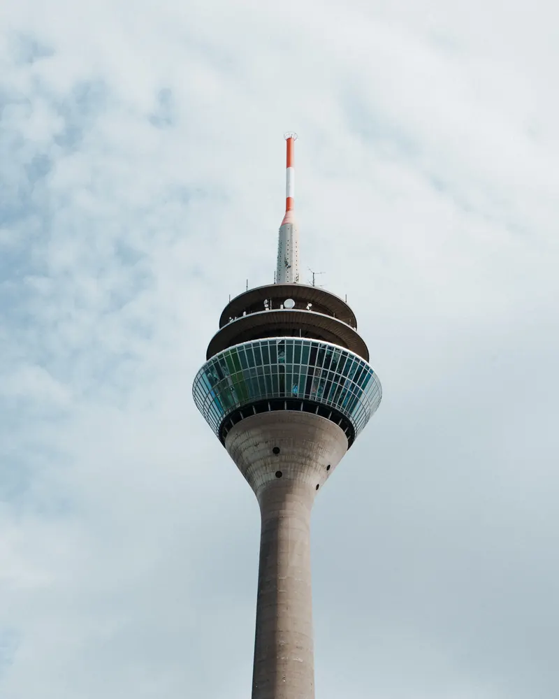 Rheinturm in Düsseldorf vor bewölktem Himmel