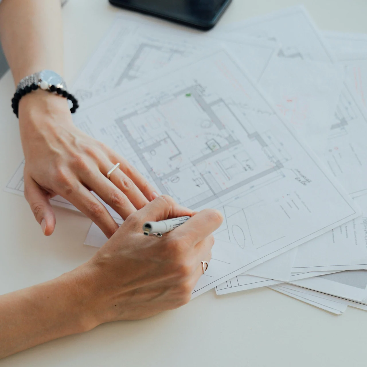 Architekturpläne werden gemeinsam geprüft